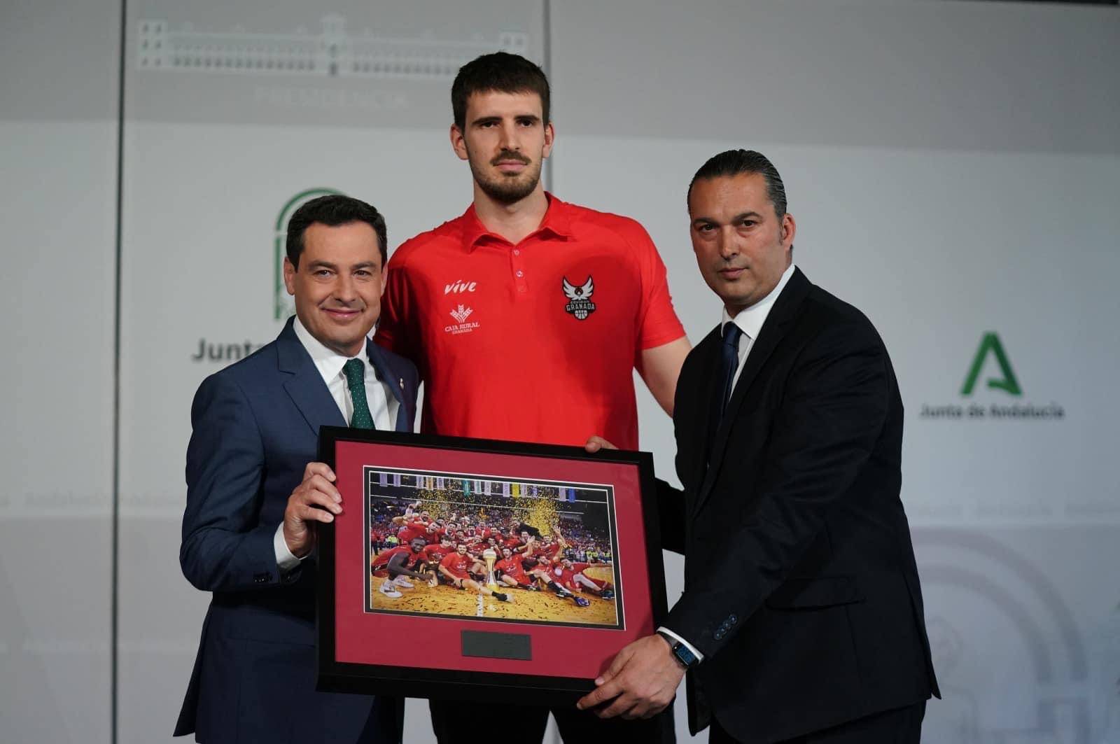 Promomar, en el homenaje de la Junta de Andalucía al deportivo del Covirán Fundación CB Granada