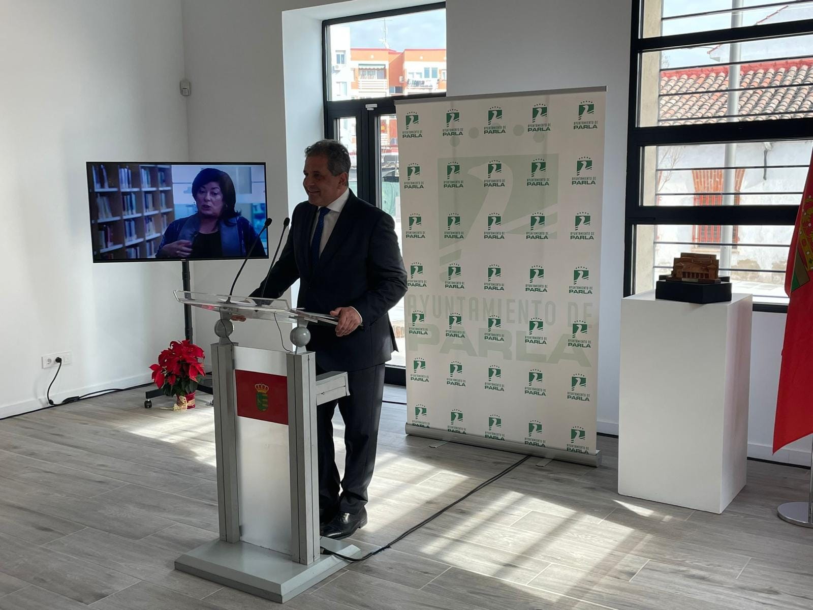 El Alcalde de Parla con la replica fabricada en resina por Promomark a la espalda